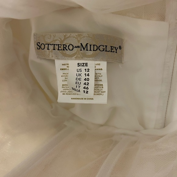 Zulima ivory wedding dress by Soterro and Midgley. - Picture 5 of 5